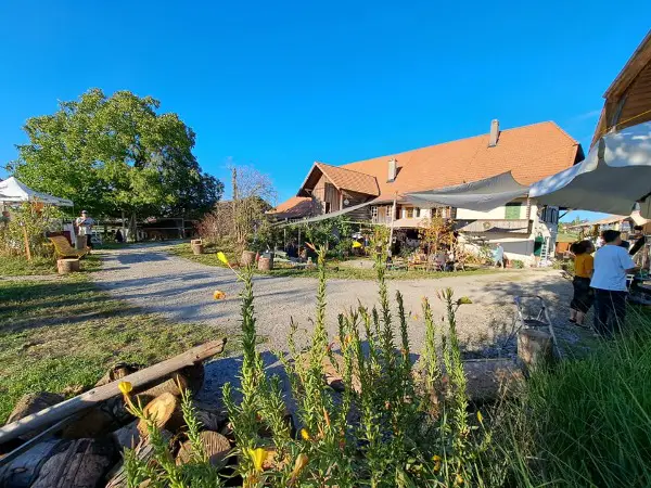 Je 1 Einzel- und 1 Doppelzimmer in Gross-WG auf dem Land