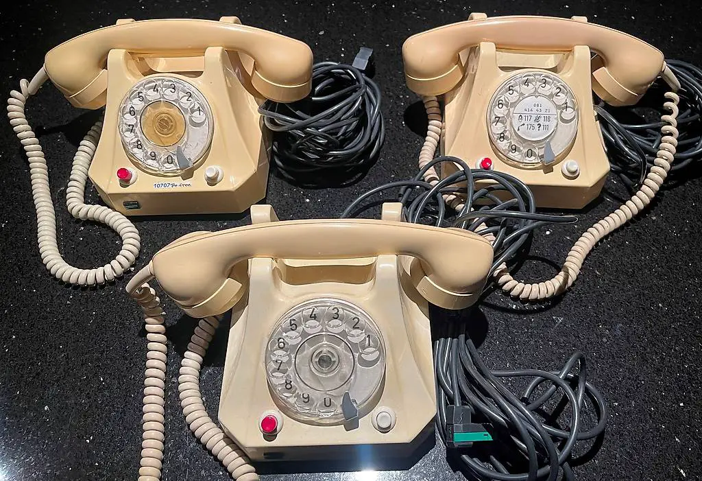 3x Telefon alt mit Wählscheibe