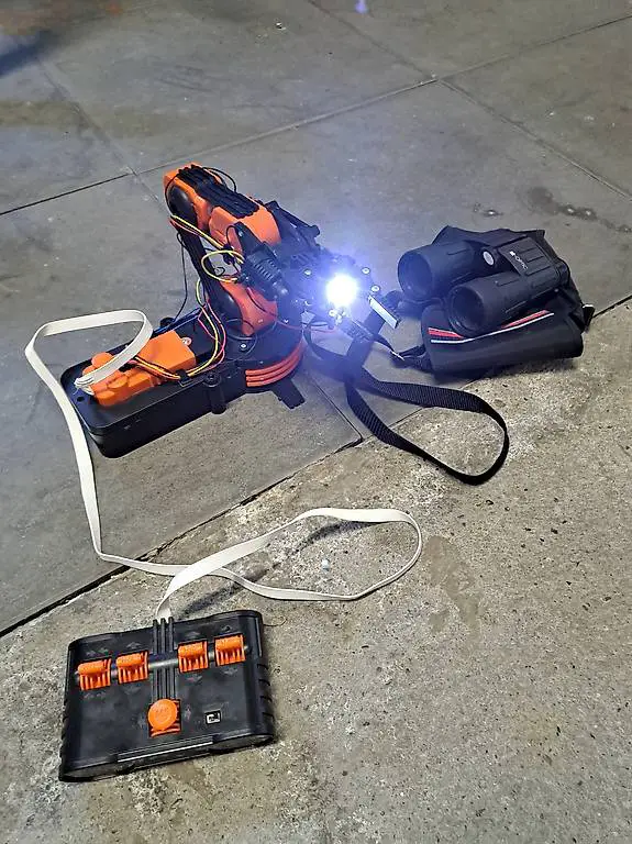 Greif Roboter und Fernglas