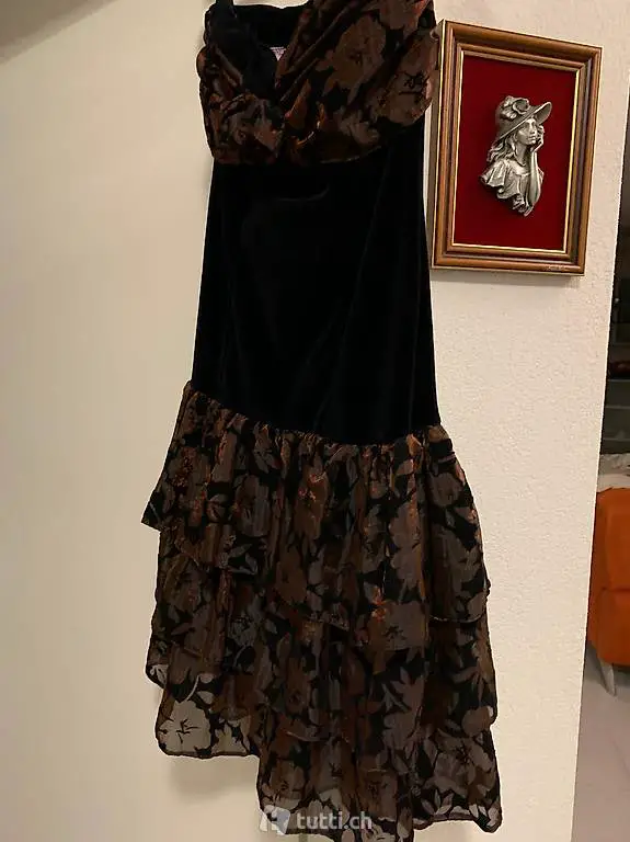 Damenkleid aus Samt mit Volants Grösse 34, Preis CHF 45.-