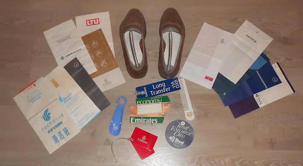 Weltreise Schuhe (antik) + Kotztüten (neu) div. Airlines