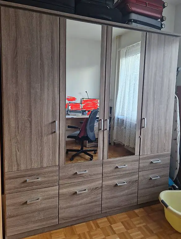 Kleiderschrank mit Spiegel