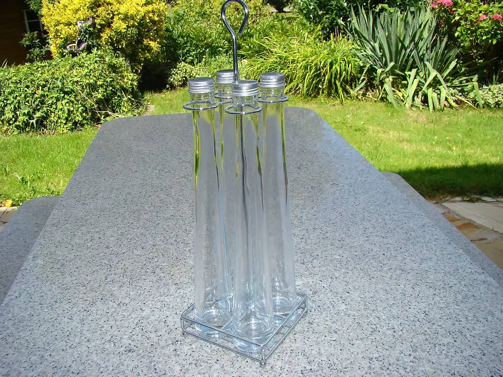 Leere Flaschen in Flaschenhalterung, Menage, Flaschenständer