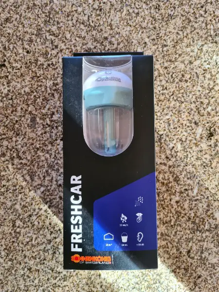 Diffuseur d"huiles essentielles pour allume-cigare