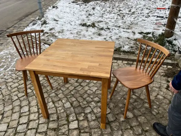 Tisch mit 2 Stühle