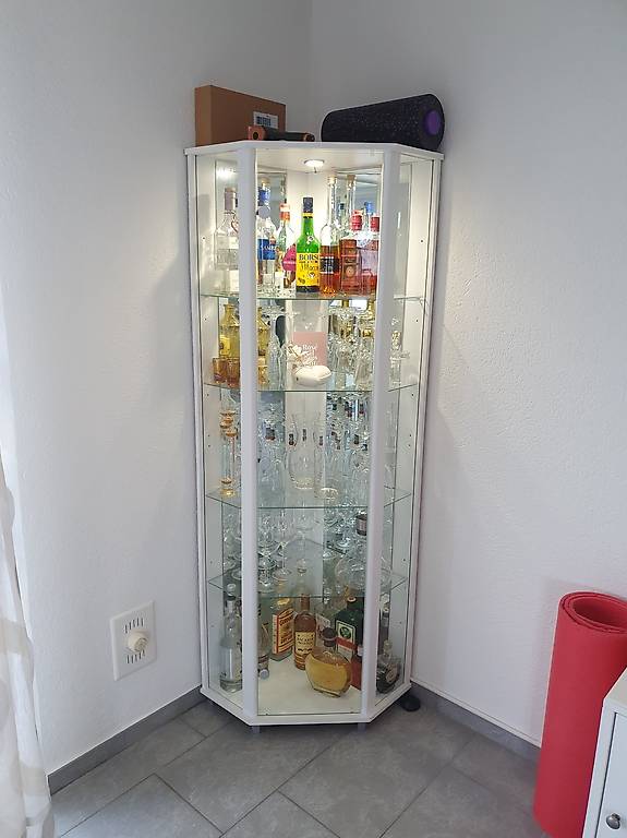 Eckvitrine ca 175 cm hoch beleuchtet