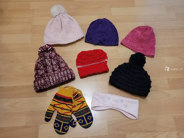 Verschiedene Wintermützen & Handschuhe