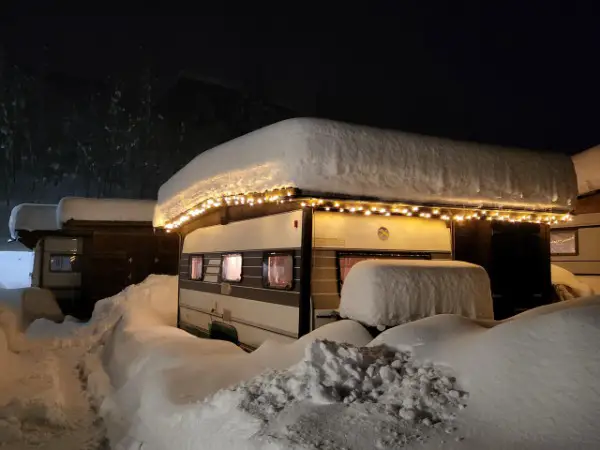 Fixer Wohnwagen mit Vorbau auf Dauercampingplatz