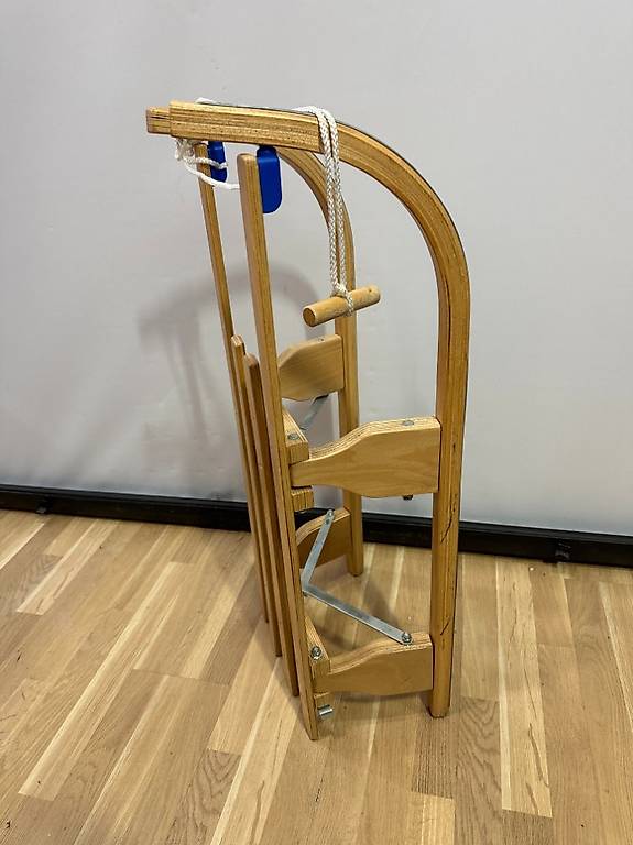 Klappbarer Holzschlitten mit Metallkufen & Zugseil