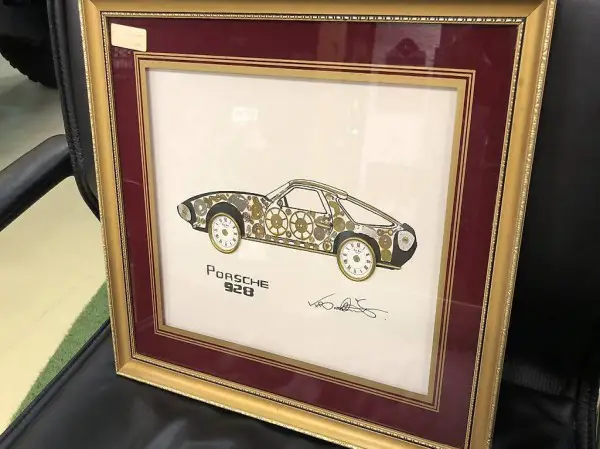 BILD: PORSCHE 928 "AUS UHRENTEILE" ORIGINAL: KEN BROADBENT