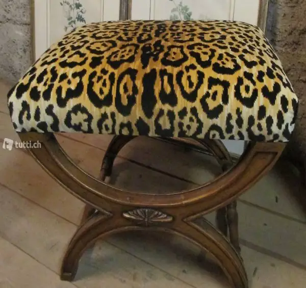 Neue gepolsterte Hocker