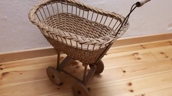 Puppenwagen antik geflochten