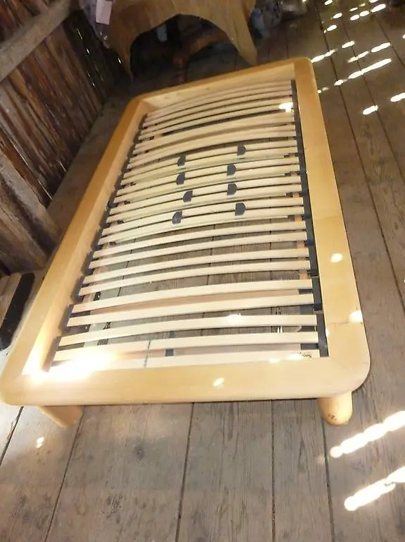 Bett aus massivem Fichtenholz