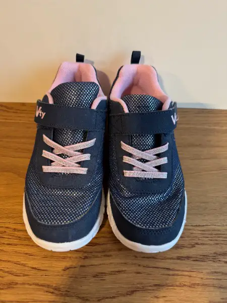 Neuwertige schöne blau-glitzernde Turnschuhe, Gr. 33