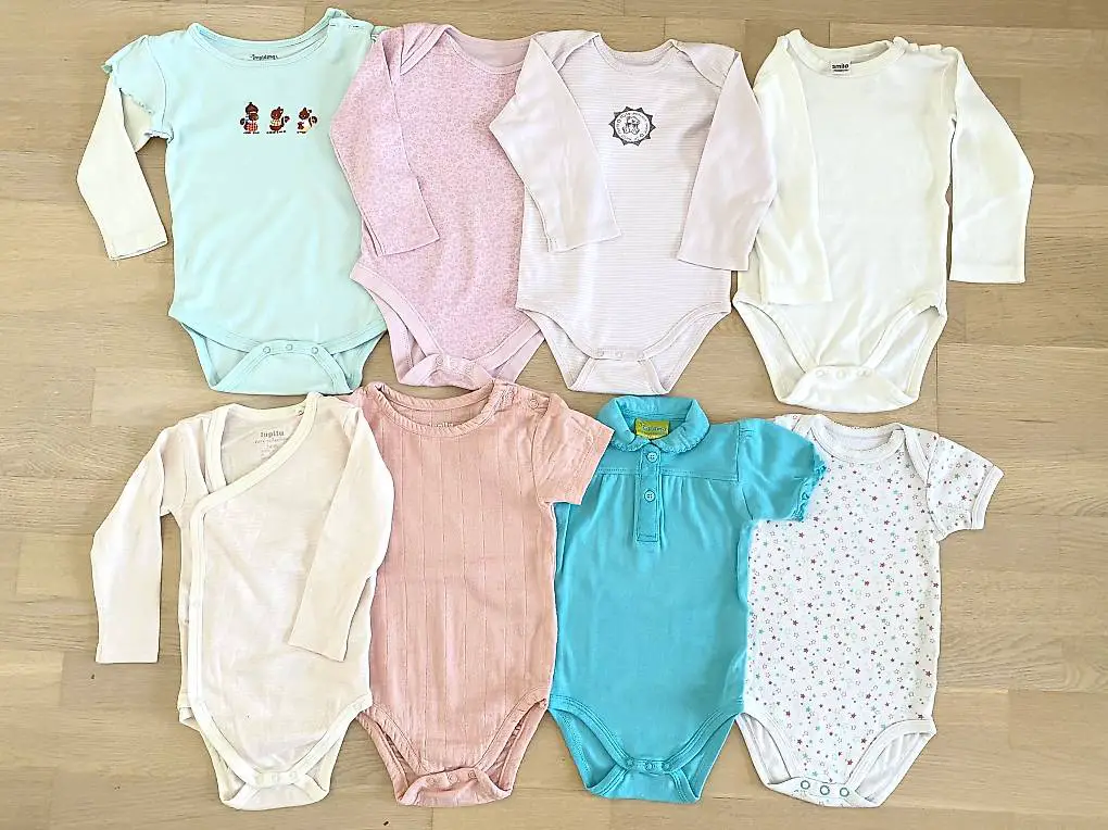 8 herzige Bodys für Baby Mädchen. . Gr. 74-80. Neuwertig