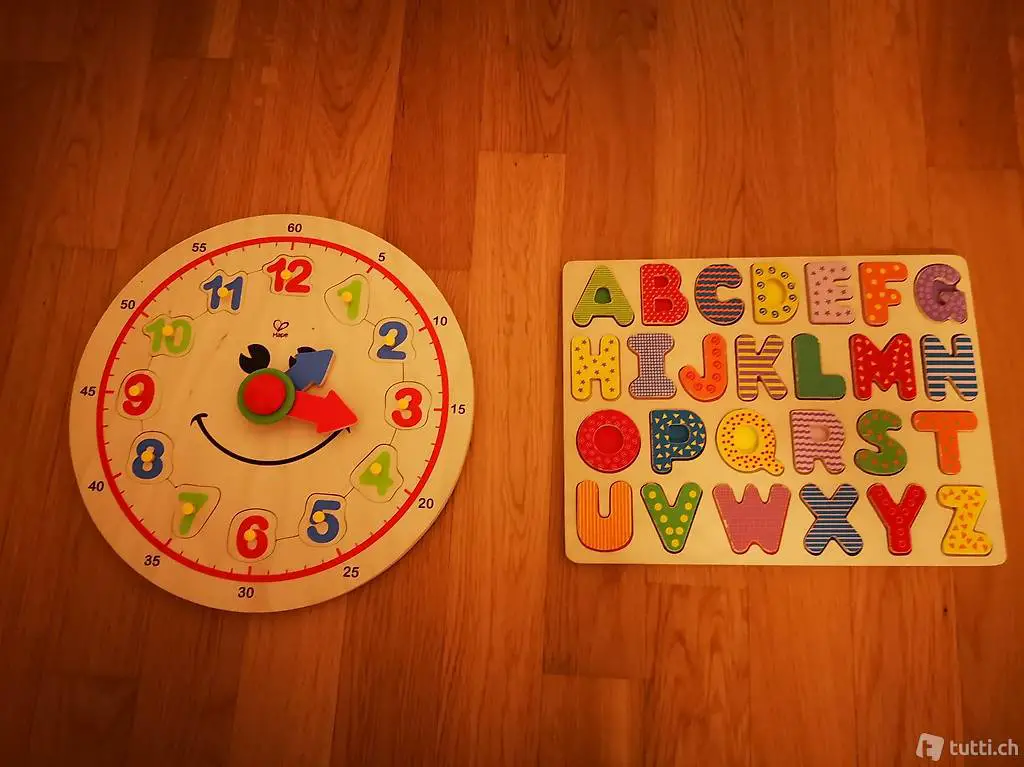Holzpuzzle Uhr und Buchstaben