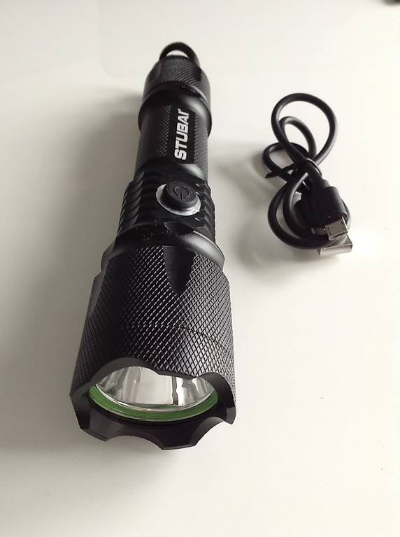 Powerbank + Megastarke LED-Taschenlampe bis 300m CAMPING