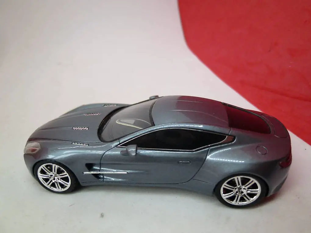 Aston Martin One-77 - top Modell von Spark = first class