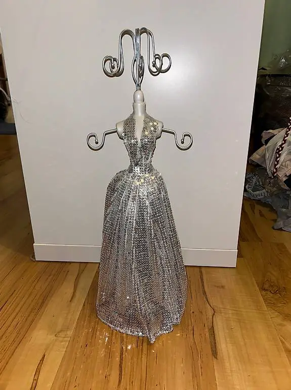 Schmuckständer Puppe mit Kleid