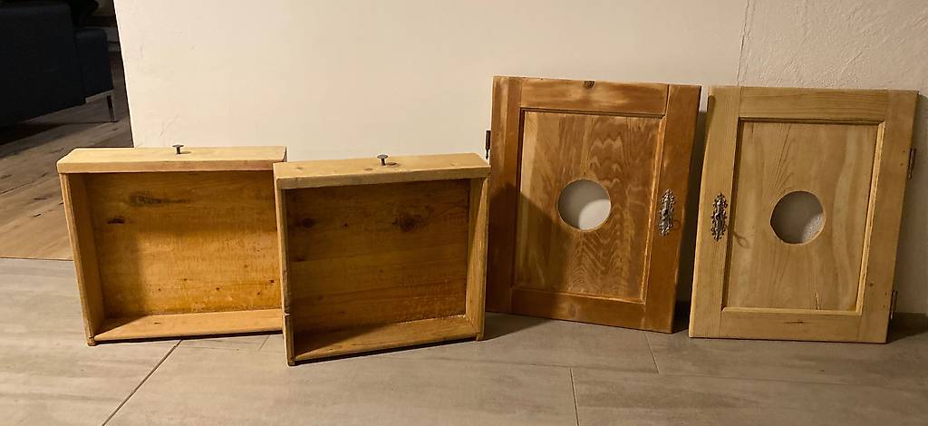 2 alte Schubladen und Türen von Kommode