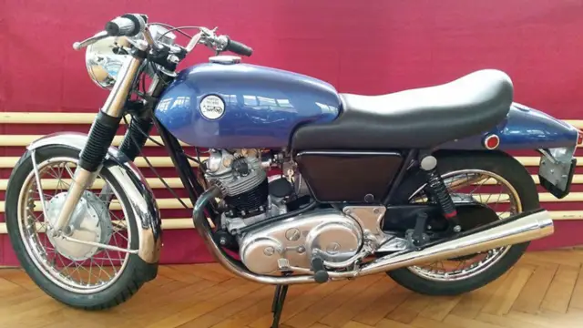 NORTON Commando 750 Fastback