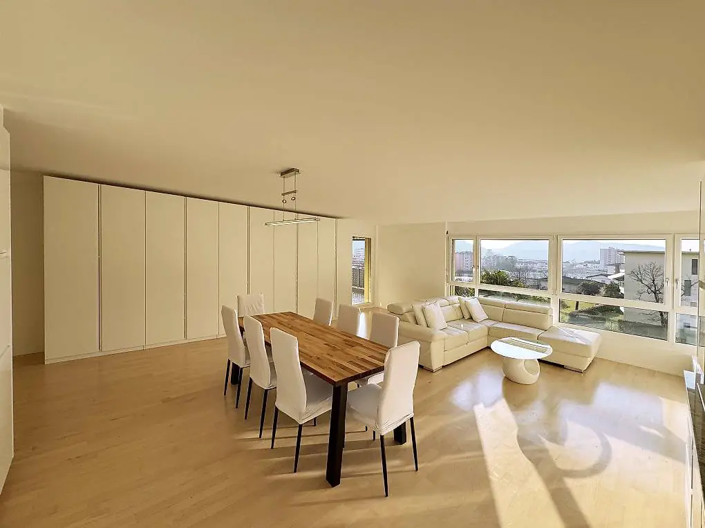 Moderno 5.5 locali vista aperta