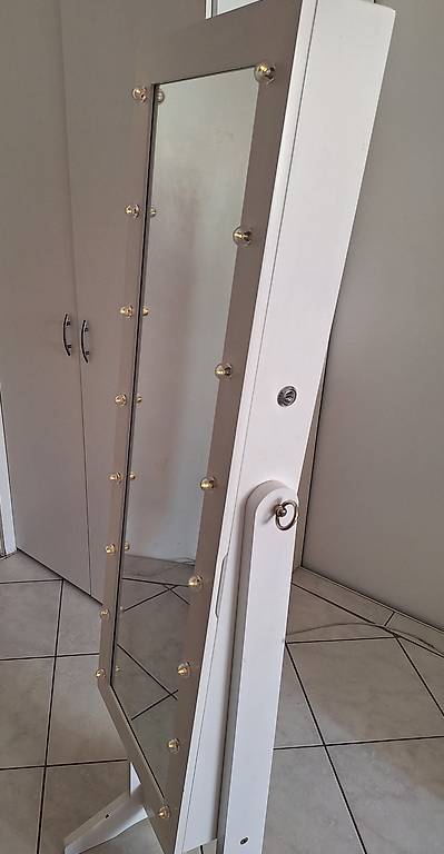 Schmuckschrank mit Beleuchtung und Spiegel