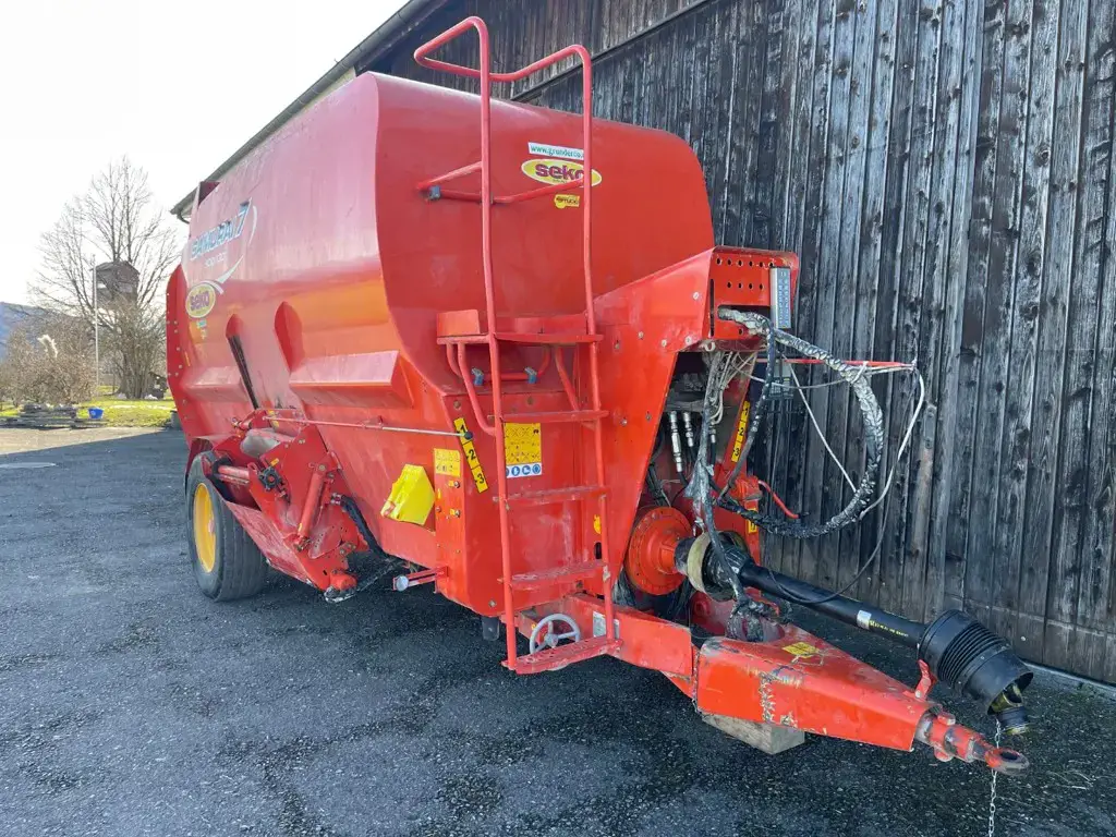 Futtermischwagen SEKO SAM 7 500/130 mit Ladeklappe