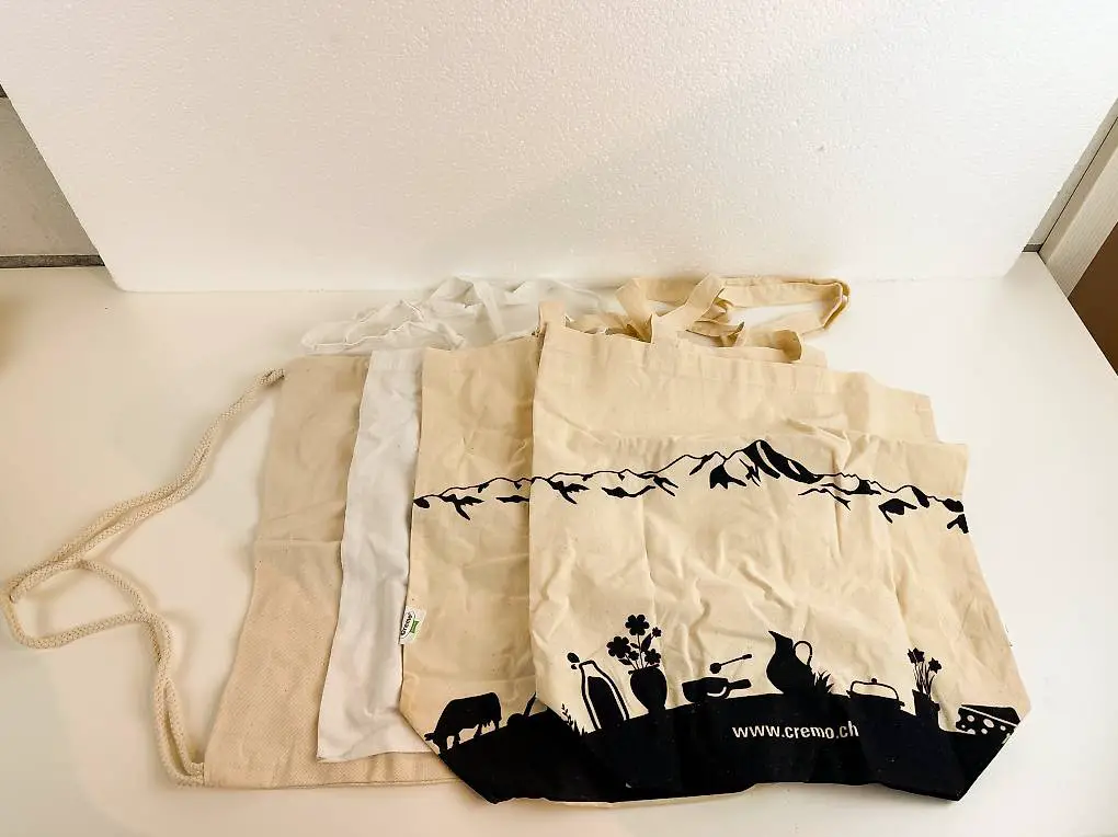 4 Stofftaschen Cremo Coop etc. Diverse