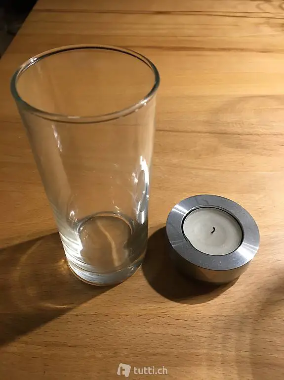 Kerzenständer und Glas