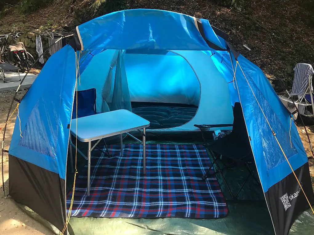 4-Personen-Zelt mit grossem Wohnraum und Sonnendach