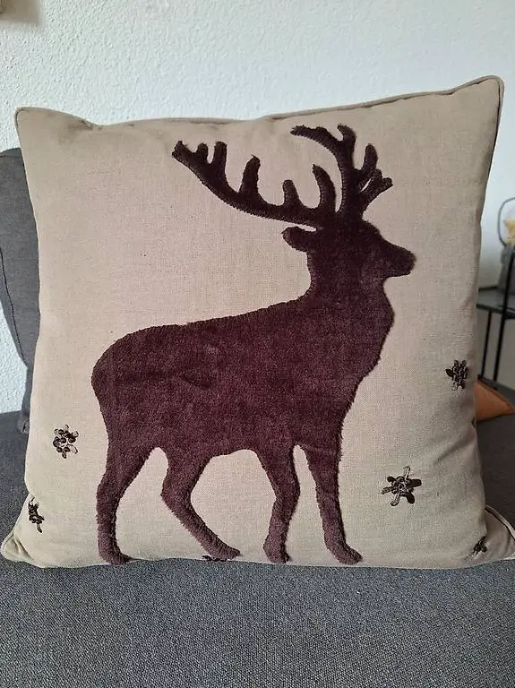 Dekokissen mit Hirschmotiv