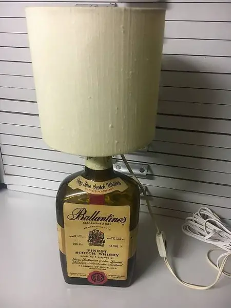 Wohnzimmertischlampe mit der Whisky Ballentine Flasche