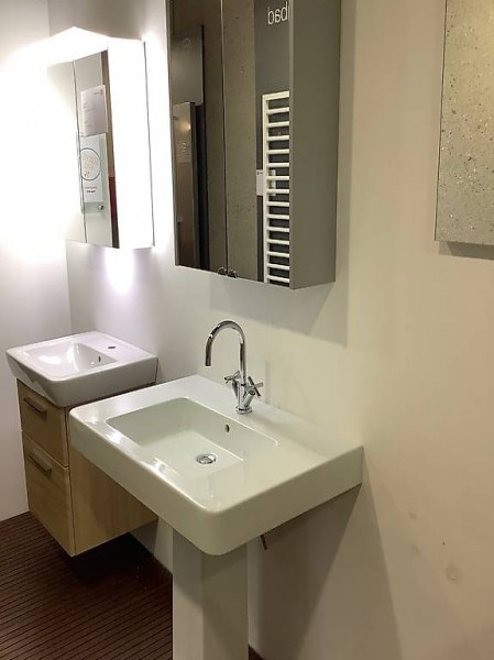  Badmöbelset inkl. Spiegelschrank inkl . Mischer