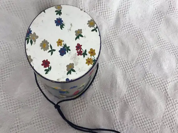  Puppenhutschachtel mit Hütchen