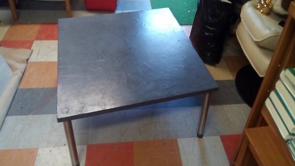 Ein älterer Quatratischer Holzclubtisch