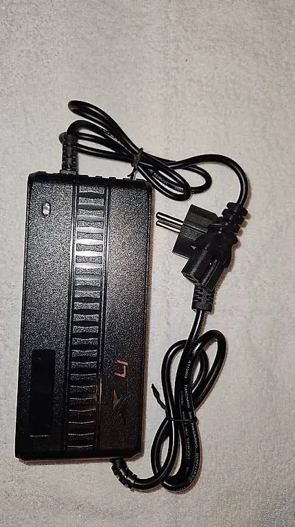 Elektroscooter Ladegerät