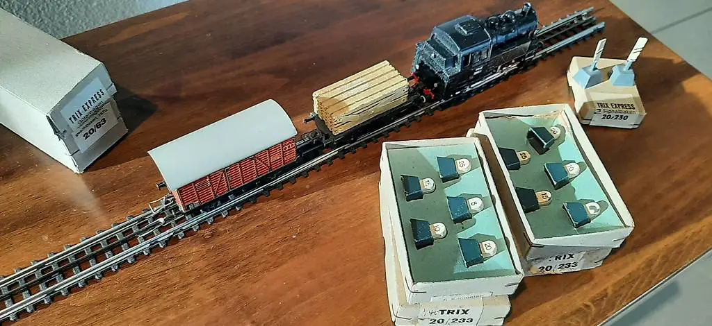 Trix Express BR 80 Guss 2 Wagen Blech Km Steine