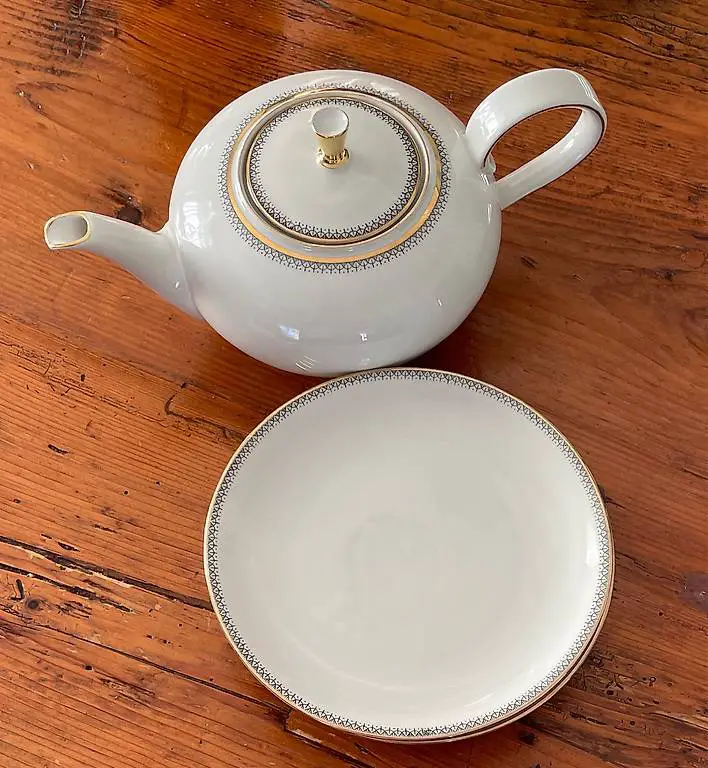 Teekanne und Dessertteller Royal Ivory