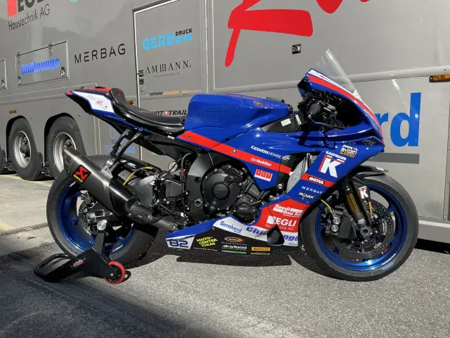 YAMAHA R1