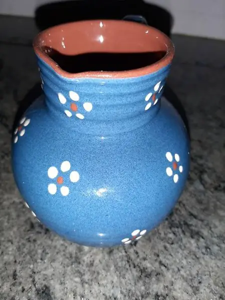 KLEINER SÜSSER KRUG MIT BLUMEN