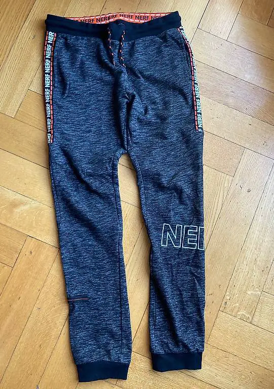 Trainerhose mit Nerf-Aufschrift Grösse 158
