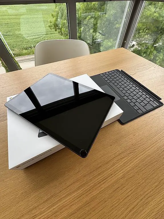Microsoft Surface 8 Pro mit Tastatur