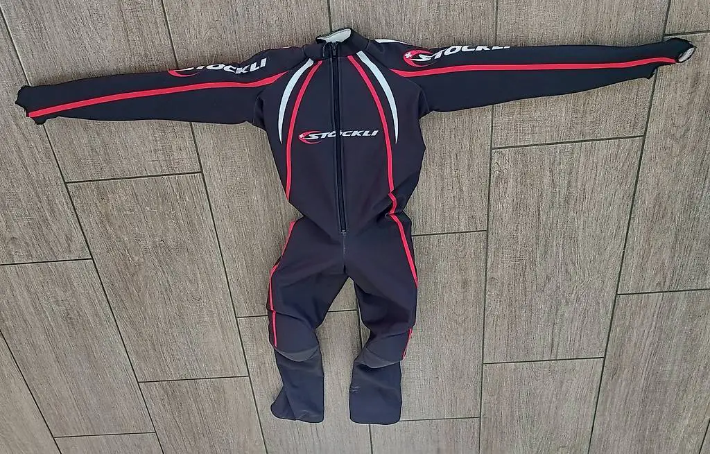 Stöckli Skirennanzug / Skirenndress 152 mit Protektoren