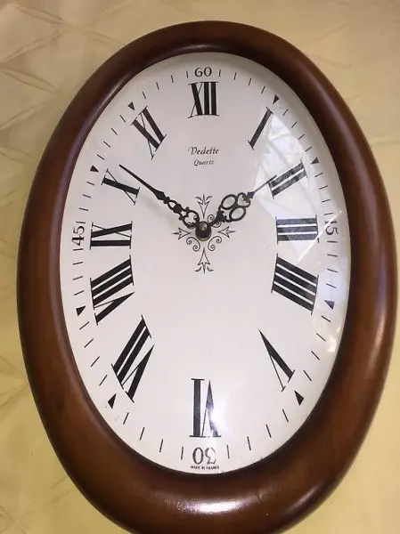 Wanduhr in schönem Holz