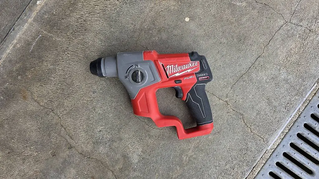Milwaukee FUEL Akku-Bohrhammer M12CH