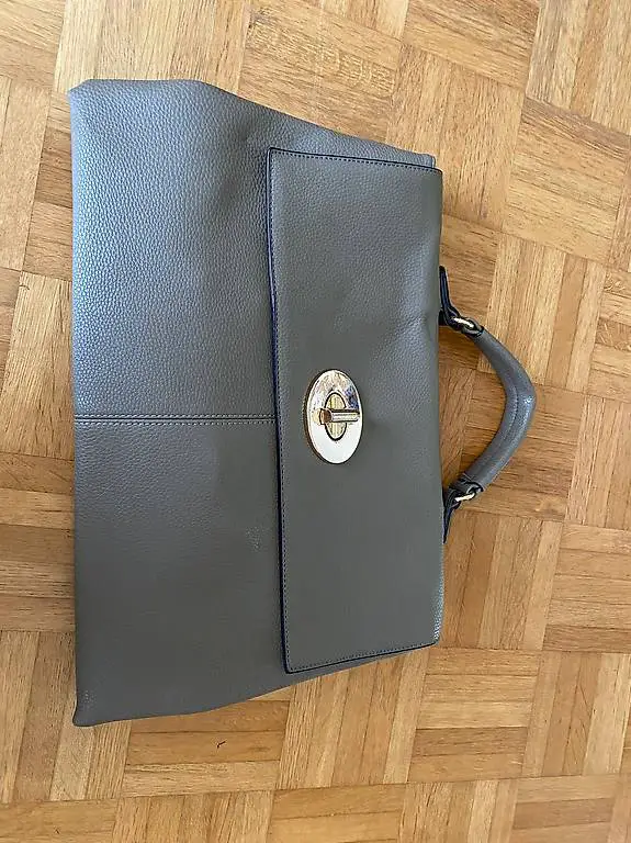 Elegante, grosse, schlammfarbene Tasche mit Umhängegurt