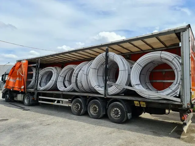 Kabelrohre mit Draht, rote Streifen, Ersatzteile