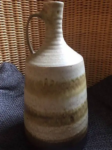 Steingut Karaffe mit 3 Trinkgefässen +Tablett