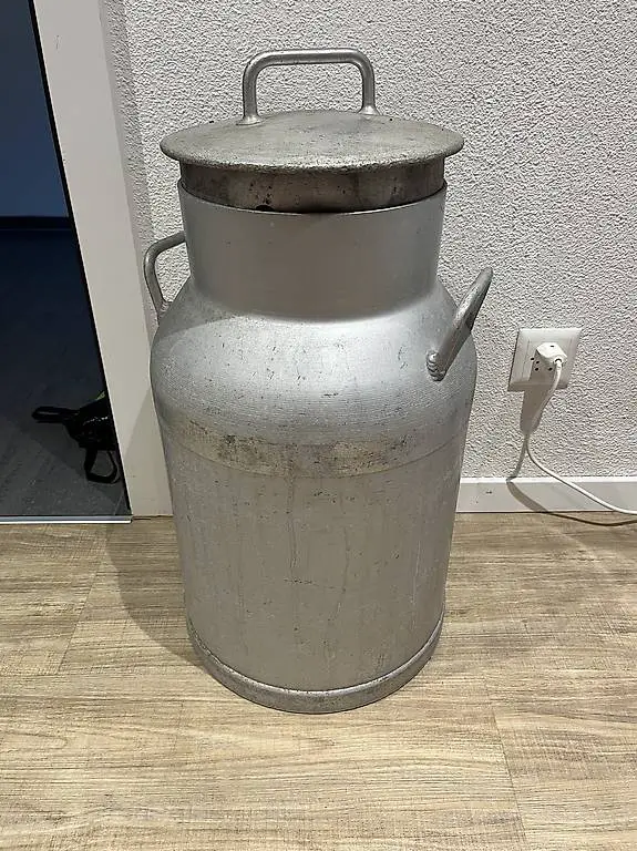 Milchkanne mit Deckel